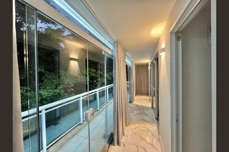 Apartamento à venda com 198m², 3 quartos e 2 vagas Apartamento à venda com 198m², 3 quartos e 2 vagasCorredor