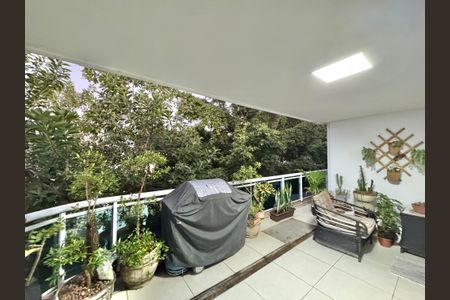 Apartamento à venda com 198m², 3 quartos e 2 vagas Apartamento à venda com 198m², 3 quartos e 2 vagasVaranda