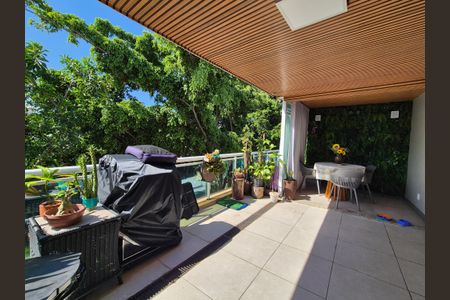 Apartamento à venda com 198m², 3 quartos e 2 vagas Apartamento à venda com 198m², 3 quartos e 2 vagasÁrea de serviço