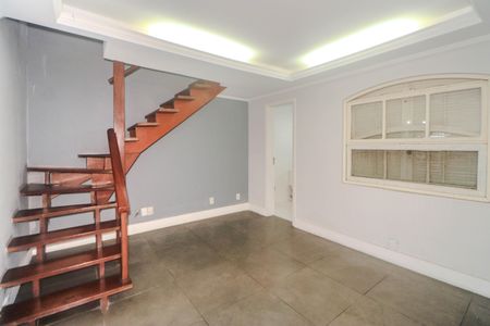 Casa à venda com 280m², 3 quartos e 2 vagasEscada