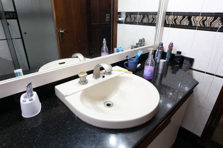 Casa à venda com 300m², 3 quartos e 2 vagasBanheiro do Quarto 1