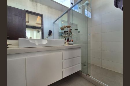 Apartamento à venda com 284m², 4 quartos e 3 vagasBanheiro da Suite 2