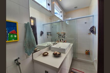 Apartamento à venda com 284m², 4 quartos e 3 vagasBanheiro da Suite 2