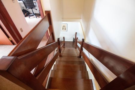 Casa à venda com 200m², 3 quartos e 2 vagas Casa à venda com 200m², 3 quartos e 2 vagasEscada