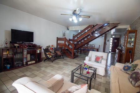 Casa à venda com 200m², 3 quartos e 2 vagas Casa à venda com 200m², 3 quartos e 2 vagasSala