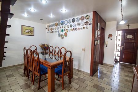 Casa à venda com 200m², 3 quartos e 2 vagas Casa à venda com 200m², 3 quartos e 2 vagasSala de Jantar