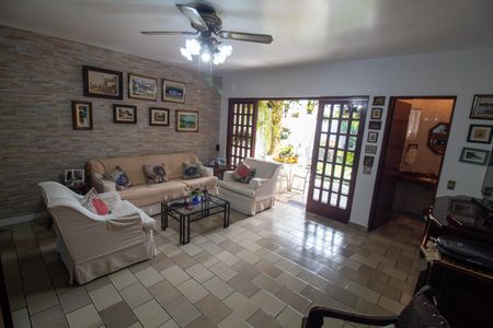 Casa à venda com 200m², 3 quartos e 2 vagas Casa à venda com 200m², 3 quartos e 2 vagasSala