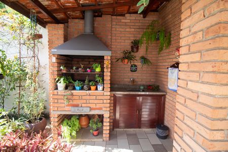 Casa à venda com 200m², 3 quartos e 2 vagas Casa à venda com 200m², 3 quartos e 2 vagasChurrasqueira / Jardim