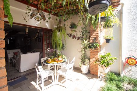 Casa à venda com 200m², 3 quartos e 2 vagas Casa à venda com 200m², 3 quartos e 2 vagasChurrasqueira / Jardim