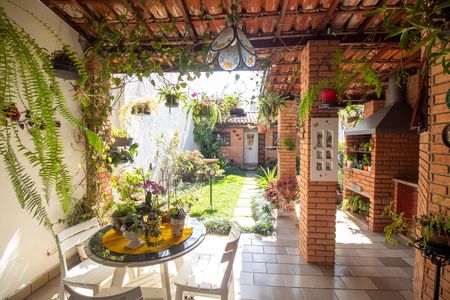 Casa à venda com 200m², 3 quartos e 2 vagas Casa à venda com 200m², 3 quartos e 2 vagasChurrasqueira / Jardim
