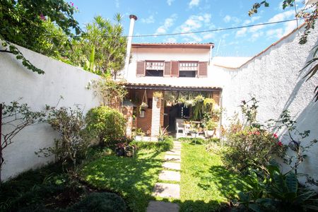 Casa à venda com 200m², 3 quartos e 2 vagas Casa à venda com 200m², 3 quartos e 2 vagasChurrasqueira / Jardim