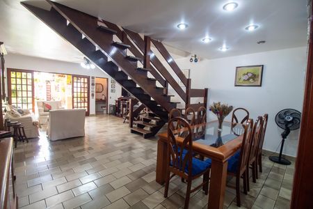 Casa à venda com 200m², 3 quartos e 2 vagas Casa à venda com 200m², 3 quartos e 2 vagasSala de Jantar