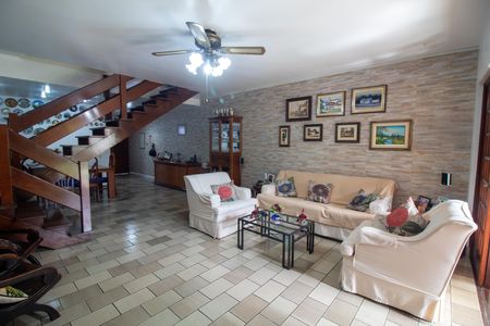 Casa à venda com 200m², 3 quartos e 2 vagas Casa à venda com 200m², 3 quartos e 2 vagasSala