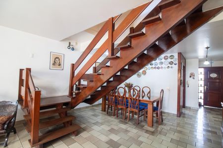 Casa à venda com 200m², 3 quartos e 2 vagas Casa à venda com 200m², 3 quartos e 2 vagasEscada