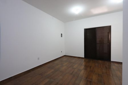 Casa à venda com 205m², 3 quartos e 2 vagasSuíte