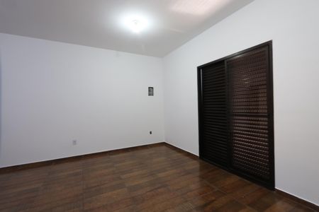 Casa à venda com 205m², 3 quartos e 2 vagasSuíte