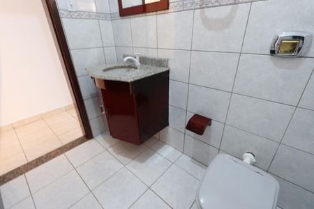 Casa à venda com 205m², 3 quartos e 2 vagasBanheiro do Térreo