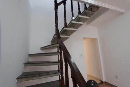 Casa à venda com 205m², 3 quartos e 2 vagasEscadas