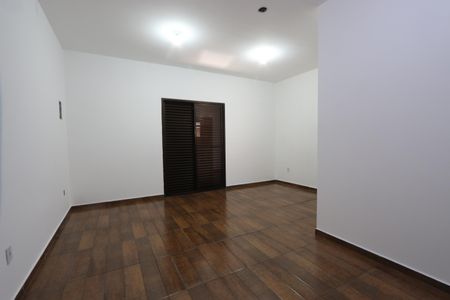 Casa à venda com 205m², 3 quartos e 2 vagasSuíte