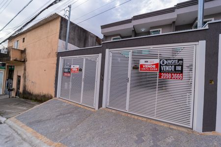 Casa à venda com 109m², 3 quartos e 2 vagas Casa à venda com 109m², 3 quartos e 2 vagasFachada