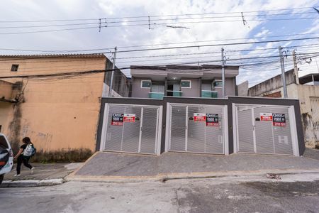 Casa à venda com 109m², 3 quartos e 2 vagas Casa à venda com 109m², 3 quartos e 2 vagasFachada