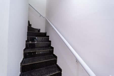 Casa à venda com 109m², 3 quartos e 2 vagas Casa à venda com 109m², 3 quartos e 2 vagasEscada