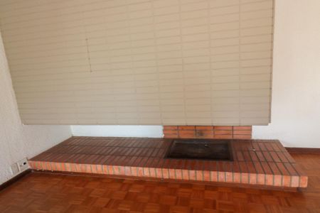 Casa à venda com 500m², 4 quartos e 4 vagasDetalhe da sala 1 - Lareira