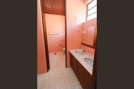 Casa à venda com 500m², 4 quartos e 4 vagasBanheiro 2