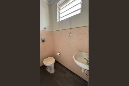 Casa à venda com 252m², 3 quartos e 4 vagasBanheiro - Casa de baixo