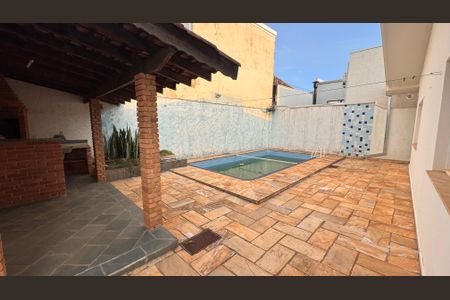 Casa à venda com 252m², 3 quartos e 4 vagasPiscina