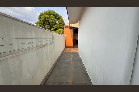 Casa à venda com 252m², 3 quartos e 4 vagasCorredor Lateral