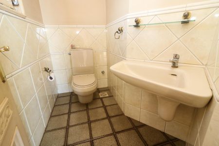 Casa à venda com 650m², 4 quartos e 7 vagas Casa à venda com 650m², 4 quartos e 7 vagasLavabo 2