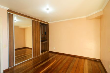 Casa à venda com 650m², 4 quartos e 7 vagas Casa à venda com 650m², 4 quartos e 7 vagasSuíte 1