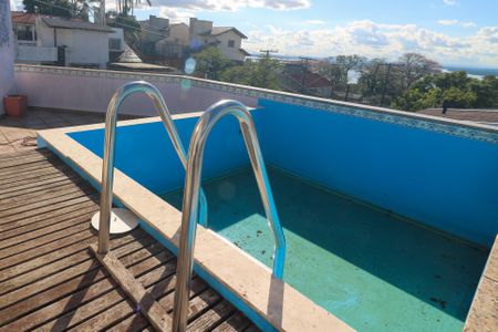 Casa à venda com 650m², 4 quartos e 7 vagas Casa à venda com 650m², 4 quartos e 7 vagasPiscina