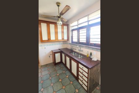 Casa à venda com 650m², 4 quartos e 7 vagas Casa à venda com 650m², 4 quartos e 7 vagasCozinha