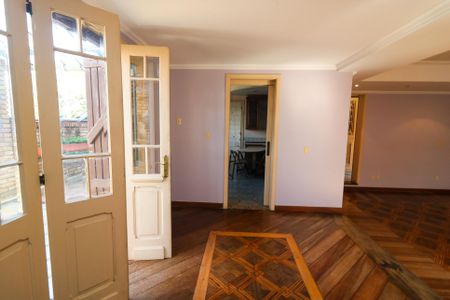 Casa à venda com 650m², 4 quartos e 7 vagas Casa à venda com 650m², 4 quartos e 7 vagasSala de Jantar