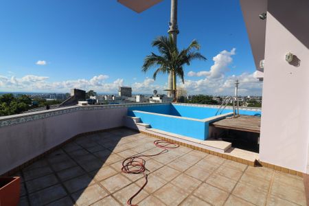 Casa à venda com 650m², 4 quartos e 7 vagas Casa à venda com 650m², 4 quartos e 7 vagasPiscina