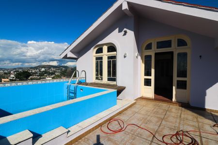 Casa à venda com 650m², 4 quartos e 7 vagas Casa à venda com 650m², 4 quartos e 7 vagasPiscina