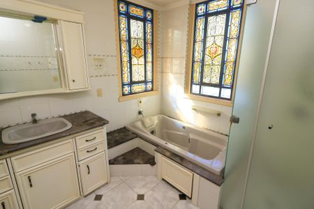 Casa à venda com 650m², 4 quartos e 7 vagas Casa à venda com 650m², 4 quartos e 7 vagasBanheiro da Suíte 1