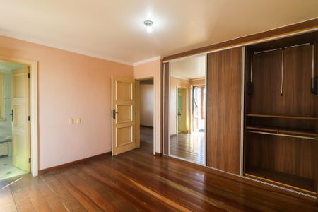 Casa à venda com 650m², 4 quartos e 7 vagas Casa à venda com 650m², 4 quartos e 7 vagasSuíte 1