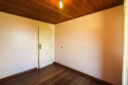 Casa à venda com 650m², 4 quartos e 7 vagas Casa à venda com 650m², 4 quartos e 7 vagasQuarto 1