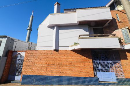 Casa à venda com 650m², 4 quartos e 7 vagas Casa à venda com 650m², 4 quartos e 7 vagasFachada