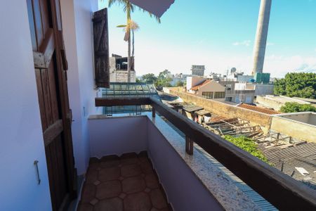 Casa à venda com 650m², 4 quartos e 7 vagas Casa à venda com 650m², 4 quartos e 7 vagasSacada do Quarto 1