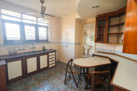 Casa à venda com 650m², 4 quartos e 7 vagas Casa à venda com 650m², 4 quartos e 7 vagasCozinha