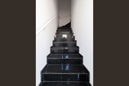 Casa de condomínio à venda com 118m², 2 quartos e 2 vagasEscada