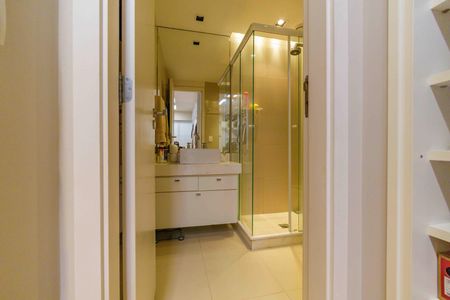 Apartamento à venda com 363m², 4 quartos e 4 vagas Apartamento à venda com 363m², 4 quartos e 4 vagasBanheiro do Closet da Suíte 3