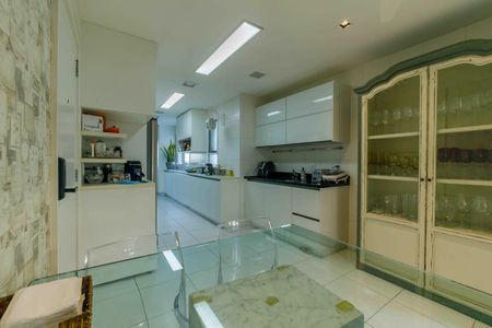 Apartamento à venda com 363m², 4 quartos e 4 vagas Apartamento à venda com 363m², 4 quartos e 4 vagasCozinha