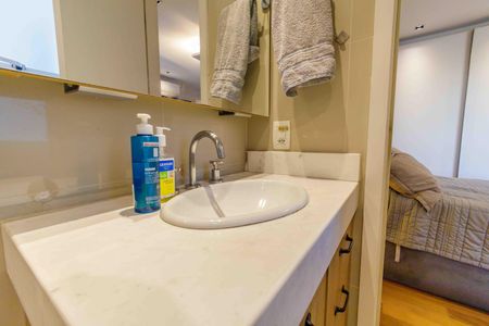 Apartamento à venda com 363m², 4 quartos e 4 vagas Apartamento à venda com 363m², 4 quartos e 4 vagasBanheiro da Suíte 1