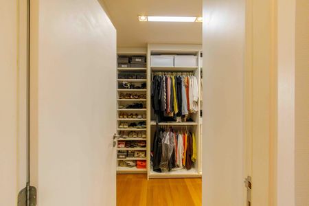 Apartamento à venda com 363m², 4 quartos e 4 vagas Apartamento à venda com 363m², 4 quartos e 4 vagasCloset da Suíte 3
