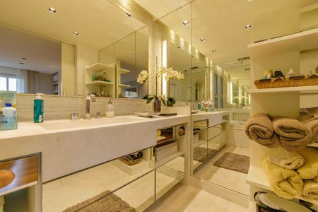 Apartamento à venda com 363m², 4 quartos e 4 vagas Apartamento à venda com 363m², 4 quartos e 4 vagasBanheiro da Suíte 3